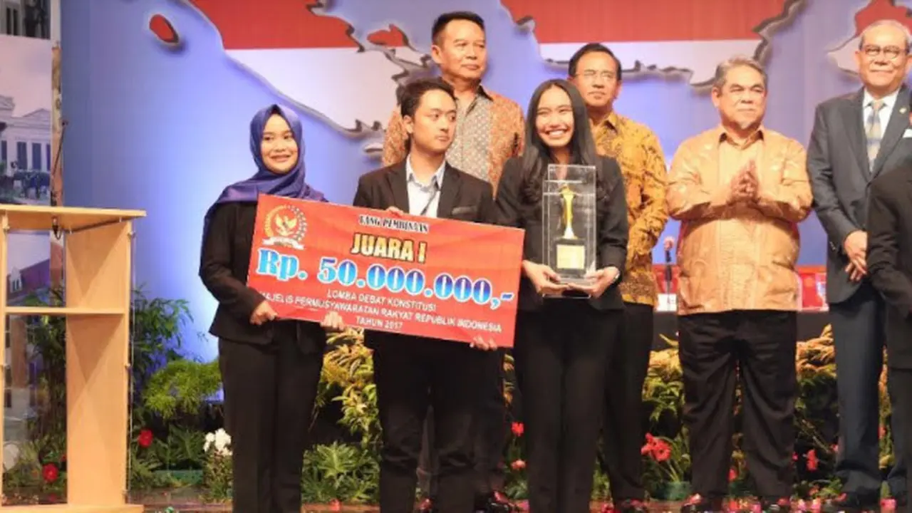 Universitas Katolik Parahiyangan Juara Debat Konstitusi MPR