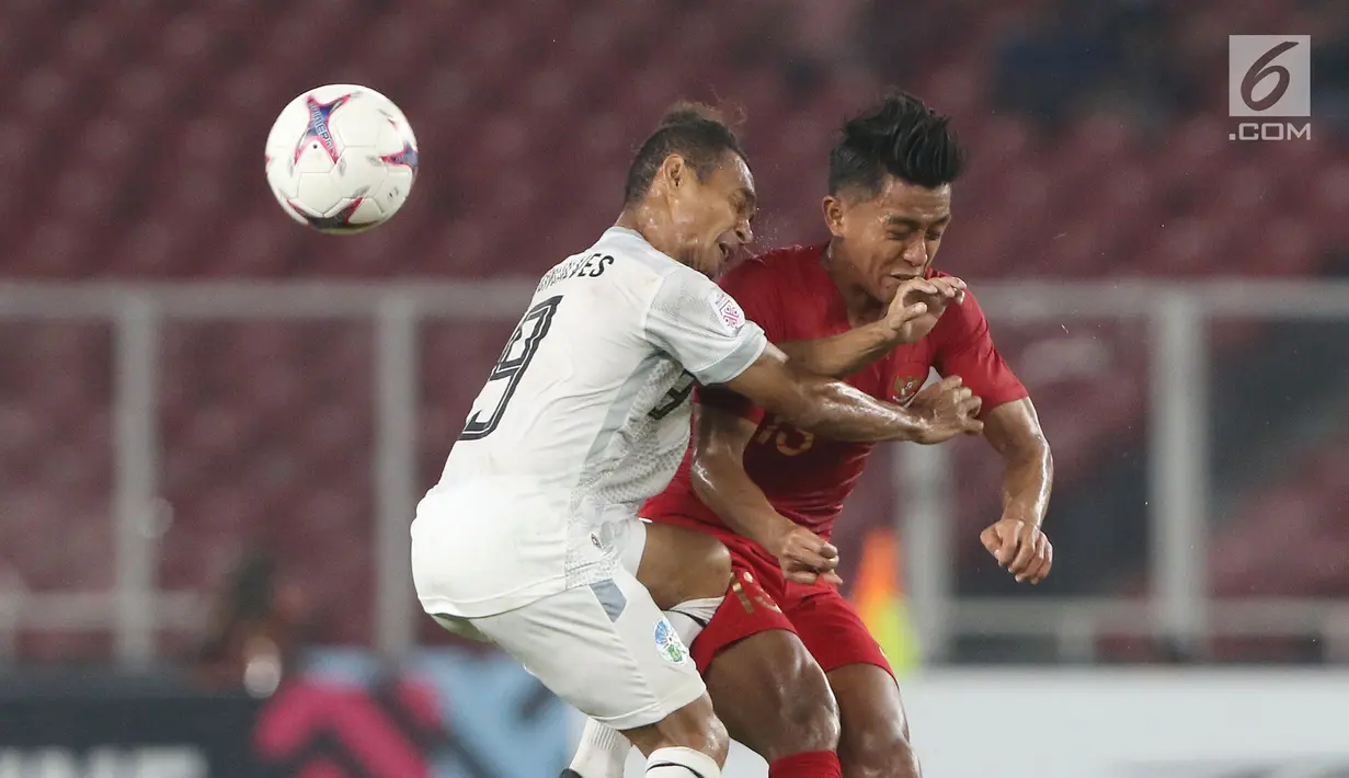 Pemain Timnas Indonesia, Febry Hariyadi (kanan) berebut bola dengan pemain Timor Leste pada laga penyisihan grup B Piala AFF 2018 di Stadion GBK, Jakarta, Selasa (13/11). Babak pertama berakhir imbang 0-0. (Liputan6.com/Helmi Fithriansyah)