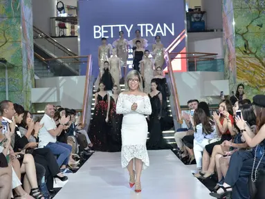 Betty Tran telah berhasil memamerkan koleksi busananya di beberapa panggung mode terbaik dunia. Credit to Digital Fashion Week #DFWjkt #digitalfashionweek.