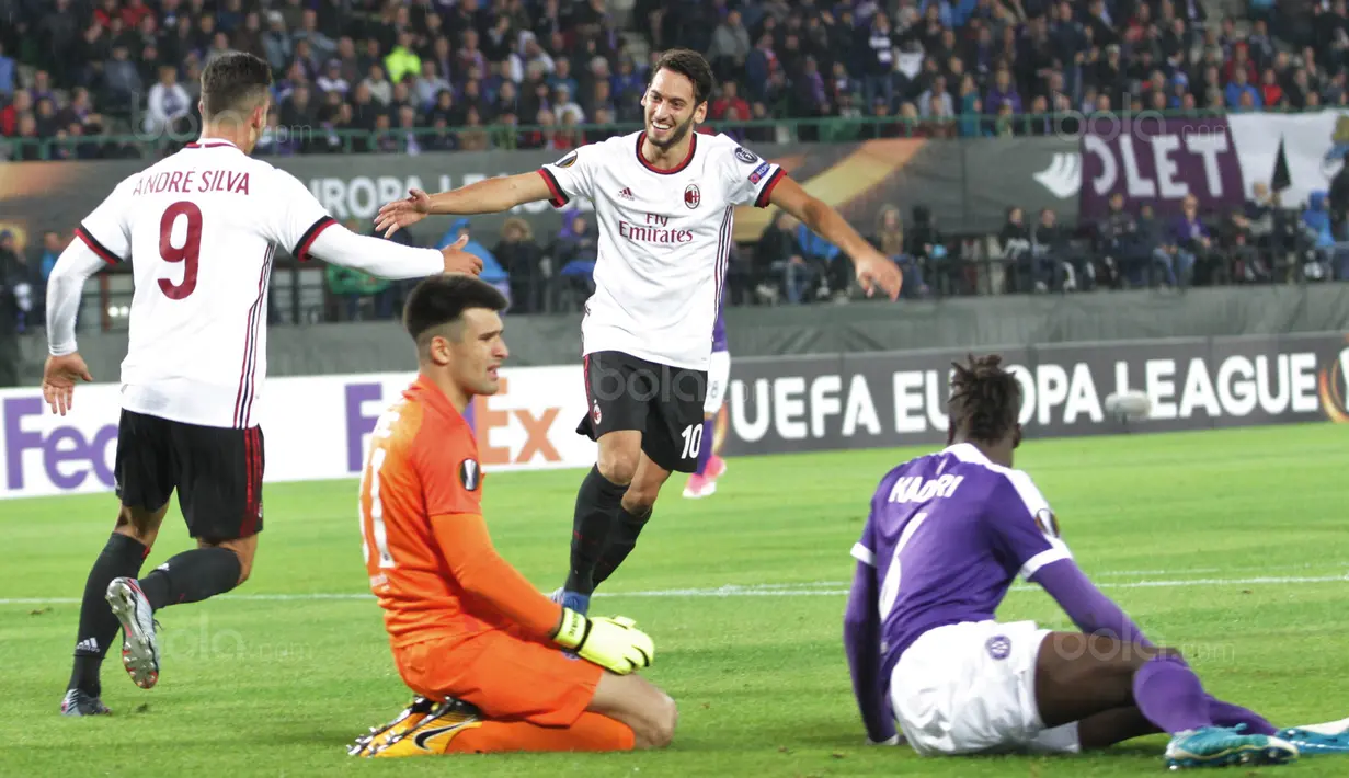 Striker AC Milan, Andre Silva, merayakan gol yang dicetak Hakan Calhanoglu ke gawang Austria Wien pada laga Liga Europa di Stadion Stadion Ernst Happel, Wien, Kamis (14/9/2017). Wien kalah 1-5 dari Milan. (Bola.com/Reza Khomaini)