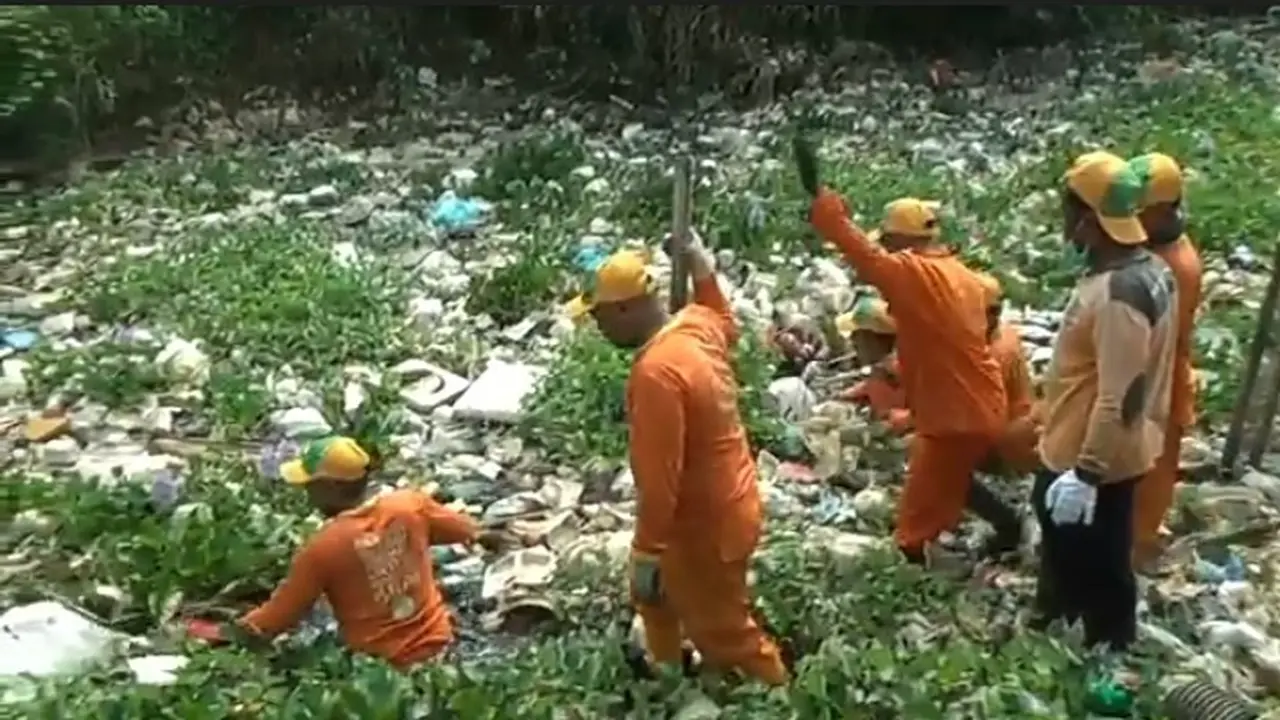 Puluhan petugas membersihkan tumpukan sampah dari Kali Cikarang, Desa Sukaringin, Sukawangi, Kabupaten Bekasi (Liputan6.com/Bam Sinulingga)