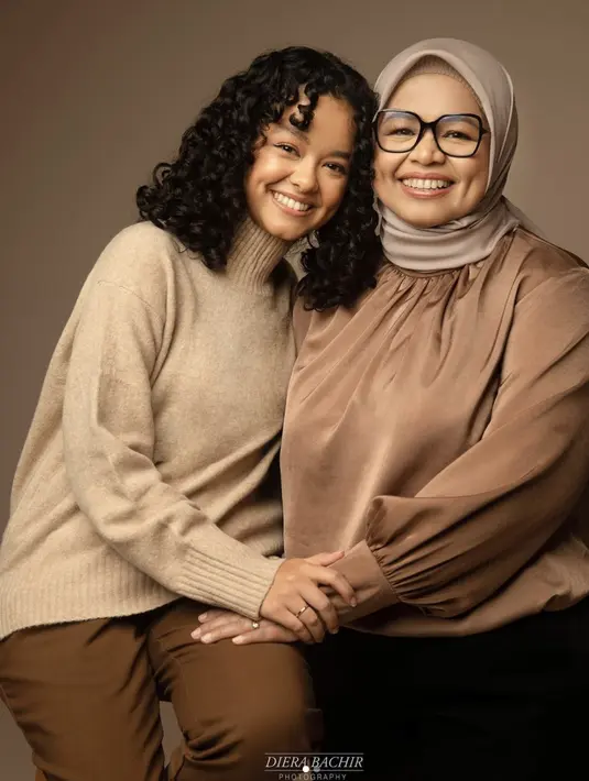 Ia juga tak banyak bereksplorasi dalam memilih warna pakaian. Nuansa warna bumi jadi pilihan yang begitu sempurna. [Foto: Instagram/ Mutiarabaswedan]