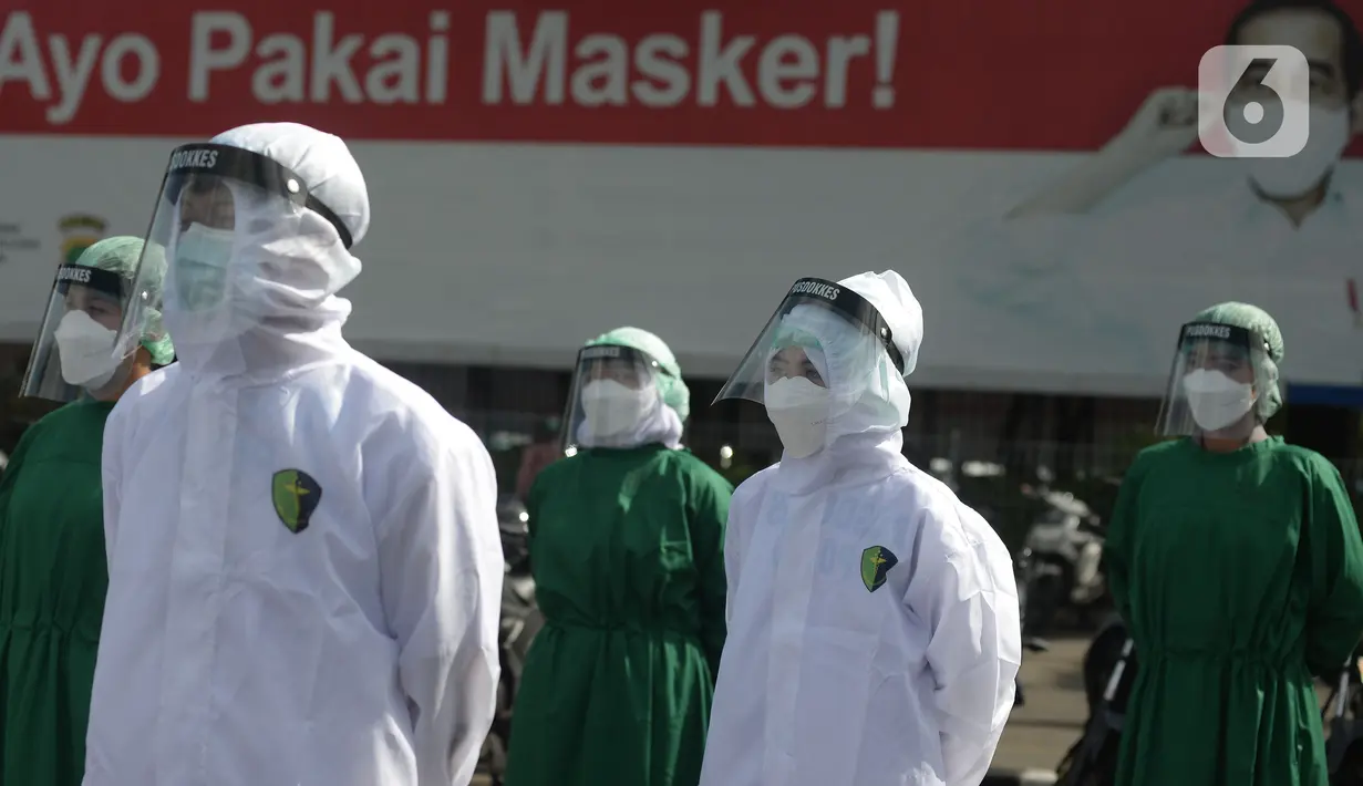 Tenaga kesehatan mengikuti apel pelepasan tenaga vaksinator dan tracer COVID-19 di lapangan Promoter Polda Metro Jaya, Kamis (11/2/2021). Sebanyak 900 personel Polri telah dilatih menjadi vaksinator Covid-19 untuk membantu pemerintah dalam melaksanakan vaksinasi. (merdeka.com/Imam Buhori)