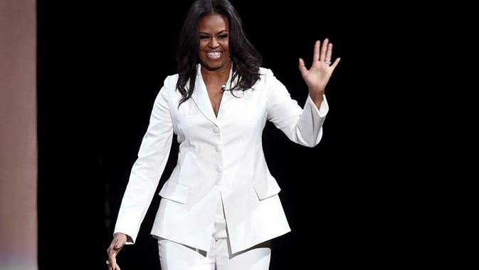Michelle Obama mempromosikan buku terbarunya Becoming di Forum, Inglewood, California, Amerika Serikat, 15 November 2018. (KEVIN WINTER / GETTY IMAGES NORTH AMERICA / AFP/Asnida Riani)