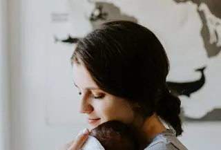 ilustrasi ibu dan bayi/copyright unsplash.com/Kelly Sikema