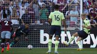 Gol pertama Haaland dicetak dari titik penalti usai sang pemain dilanggar oleh kiper West Ham, Alphonse Areola di dalam kotak terlarang. Ia sukses melesatkan bola ke sisi kiri gawang lawan. (AP/Frank Augstein)