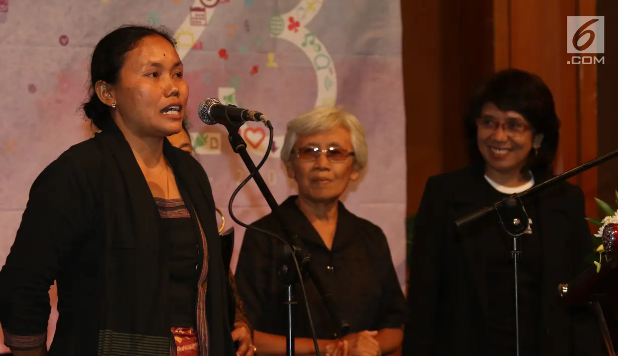 Kartini Kendeng dan Peserta Aksi Kamisan saat memberikan sambutan pada perayaan Ulang Tahun AJI Indonesia, di Jakarta, Senin (07/08). (Liputan6.com/Angga Yuniar)