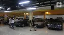 Pengunjung melihat mobil bekas yang dijual di bursa mobil bekas Mall Blok M, Jakarta, Jumat (8/10/2021). Sempat sangat redup, kini penurunan level PPKM membuat pasar mobil bekas berangsur pulih. (Liputan6.com/Angga Yuniar)