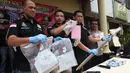 Kasat Reskrim Polres Metro Jakarta Barat, AKBP Edy Suranta Sitepu menunjukkan barang bukti kasus pembunuhan di Diskotek Bandara, Kebon Jeruk  saat konferensi pers, Selasa (20/11). Kasus ini terjadi pada 17 Oktober 2018 dini hari. (Merdeka.com/Imam Buhori)