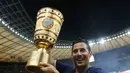 Pemain Bayern München, Claudio Pizarro mengangkat trofi DFB Pokal usai membungkam Borussia Dortmund 2-0 di Olympiastadion, Berlin (18/5/2014). (REUTERS/Tobias Schwarz)