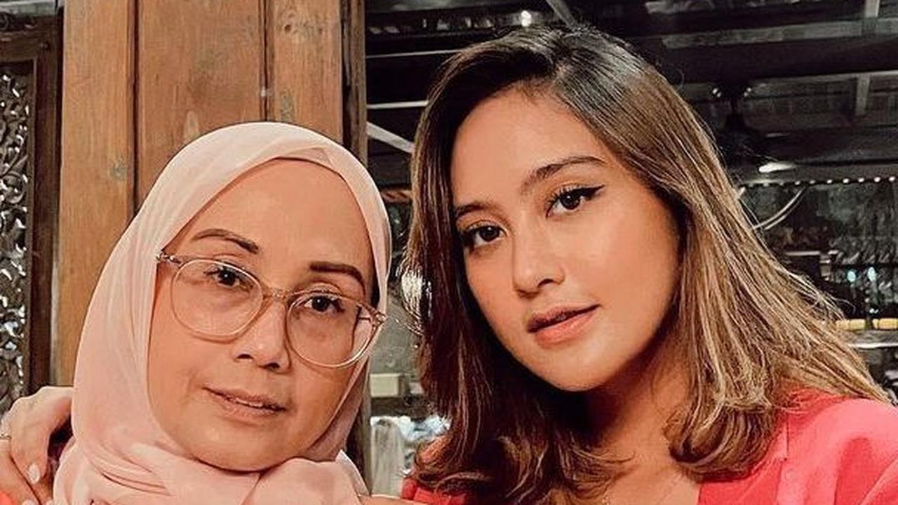 Salshabilla Adriani merupakan anak kedua dari tiga bersaudara. Ia merupakan anak dari Hasdy Adrin dan Helen Oktavia.