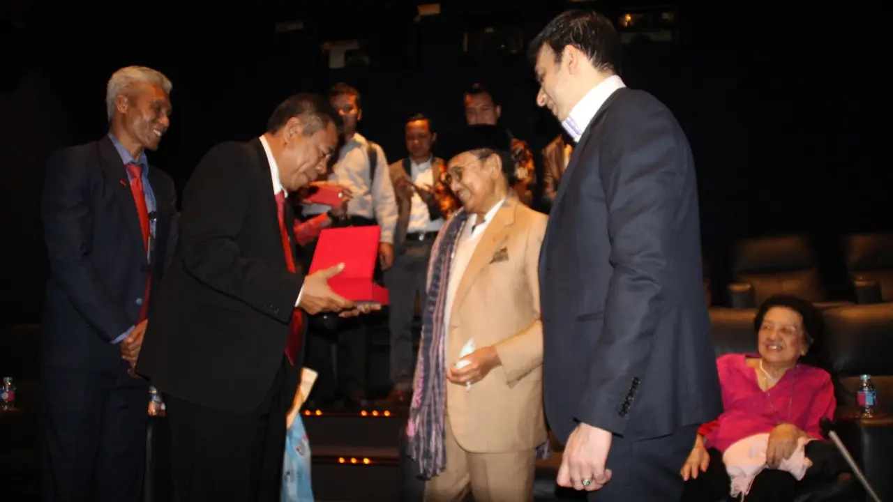 Dubes Timor Leste untuk RI Alberto XP Carlos bertemu BJ Habibie dalam nonton bersama film Ainun dan Habibie. (Dokumentasi Kedutaan Timor Leste)