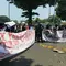Puncak Kekecewaan, Ratusan Orang Lempar Telur ke Kantor Bupati Tuban