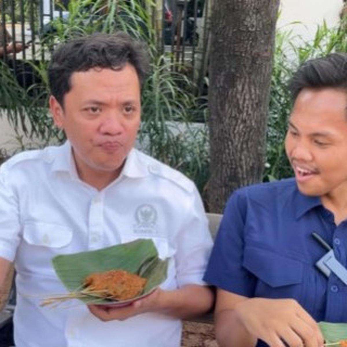 Pakai Sandal Jepit, Ketua Komsi III DPRI Jajan Sate Padang di Pinggir Jalan 'Wajah Tetap Tampan'