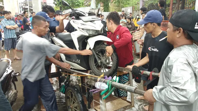 Ojek Gerobak saat Banjir di Kawasan Ciledug, Tangerang Selatan (Foto: Septian Pamungkas/Liputan6.com)