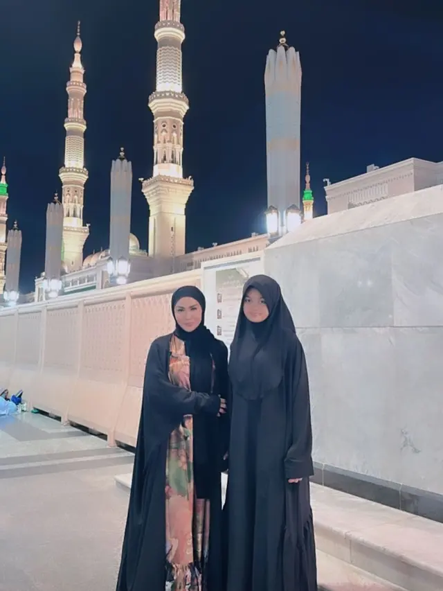 Amora Lemos Pakai Hijab