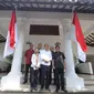 Jokowi bersama anggota Tim Transisi (foto: @aktivitasjokowi)