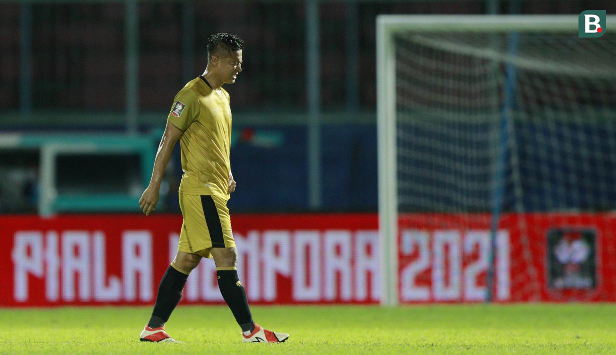 Pemain Bhayangkara Solo FC, Indra Kahfi, menangis usai ditaklukkan Persija Jakarta pada laga Piala Menpora 2021 di Stadion Kanjuruhan, Malang, Rabu (31/3/2021). Persija Menang dengan skor 2-1. (Bola.com/M Iqbal Ichsan)