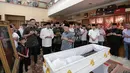 Suasana saat jenazah Ibunda Presiden ke-6 Susilo Bambang Yudhoyono, almarhumah Siti Habibah, disemayamkan di rumah duka Puri Cikeas, Bogor, Jawa Barat, Jumat (30/8/2019). Ibunda SBY, Siti Habibah wafat di tengah perawatan yang dijalani di RS Mitra Keluarga Cibubur. (Liputan6.com/HO/Anung Aninditio)