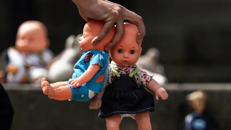 Boneka Demo Kekerasan seksual Anak