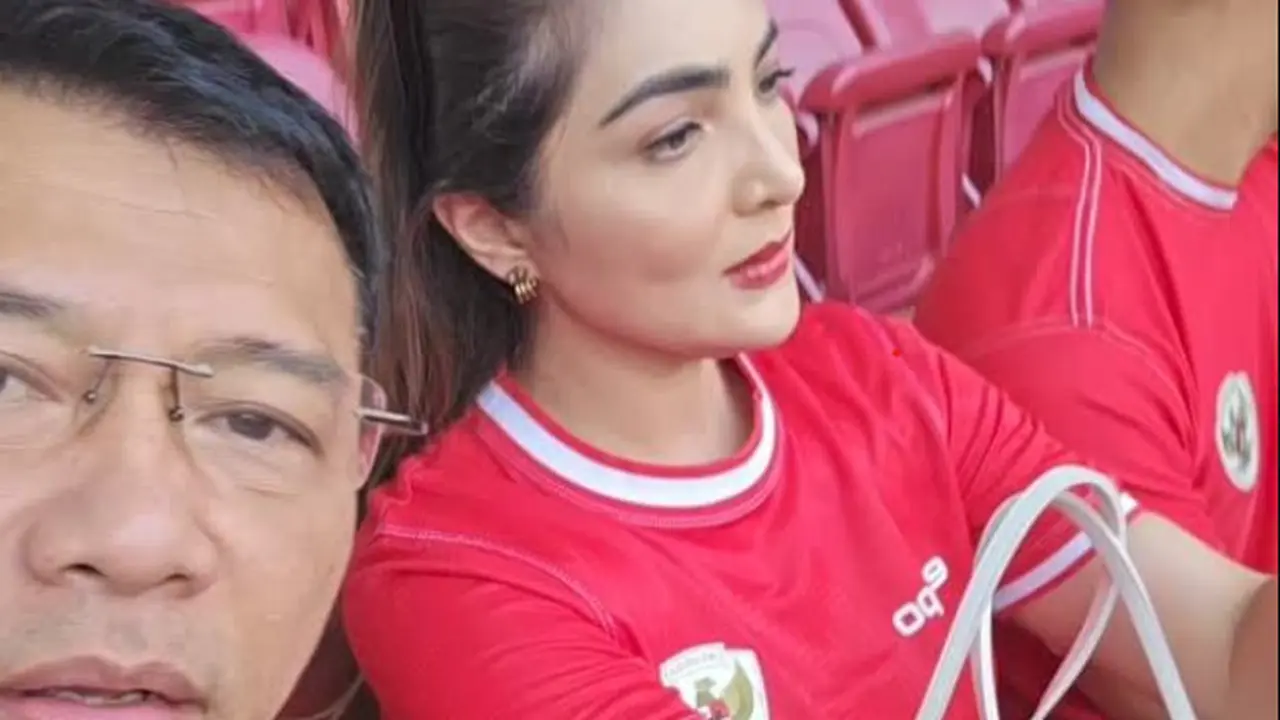 Anang Hermansyah dan Ashanty saat menyaksikan laga timnas Indonesia melawan Irak