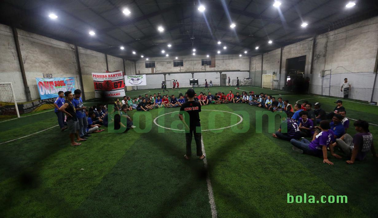 Suporter rapat sebelum kegiatan menjahit bendera Merah-Putih raksasa di Tangerang, Sabtu (31/10/2015). Selain ingin mencatat rekor dunia, tema dasar adalah "One Soul, One Nation Untuk Sepakbola Indonesia".  (Bola.com / Nicklas Hanoatubun).