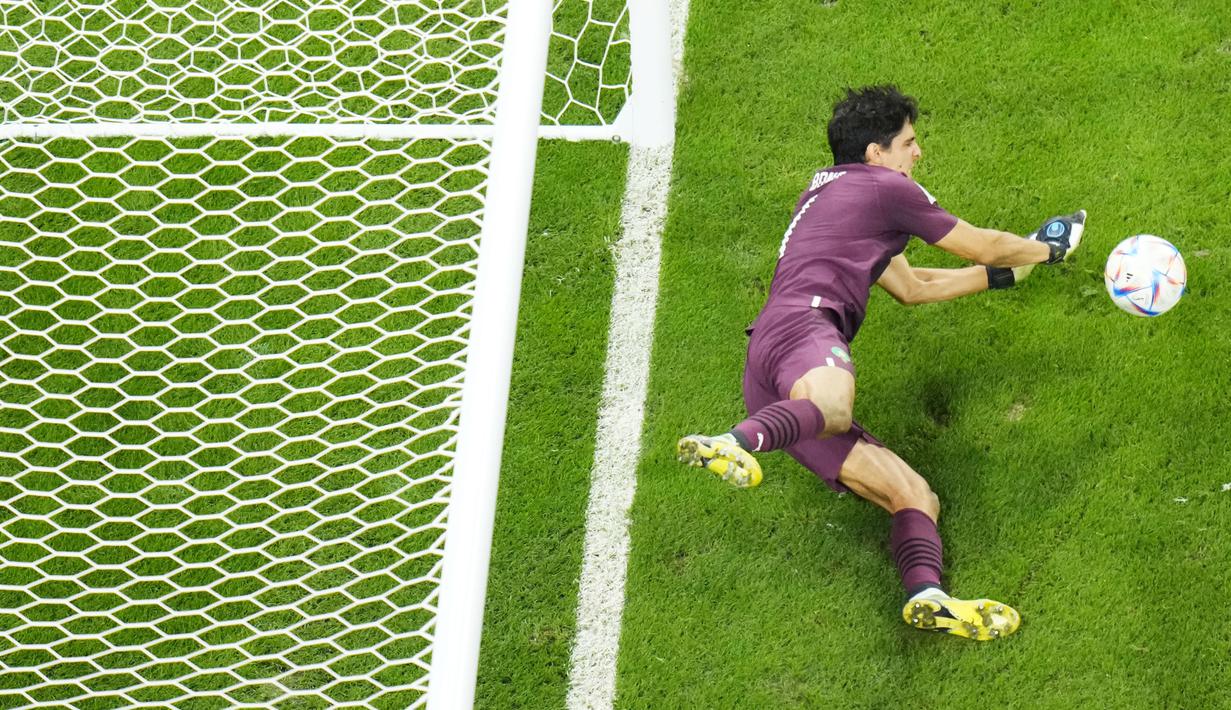 Yassine Bounou merupakan salah satu sosok dibalik keberhasilan Maroko melangkah jauh hingga ke babak semi final Piala Dunia 2022. Bono tampil heroik di bawah mistar gawang skuad Singa Atlas. (AP Photo/Petr David Josek)