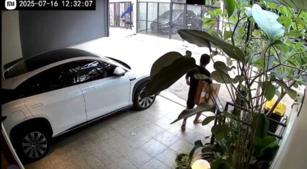 Detik-detik Rumah Rafael Tan Disatroni Maling Siang Bolong, Paket di Depan Pintu Raib - Tingkah Pelaku Disorot