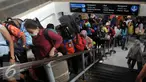 Ratusan pemudik berjalan menuju pintu kedatangan saat tiba di Stasiun Senen, Jakarta, Sabtu (9/7). Puncak arus balik pemudik di stasiun Senen diperkirakan terjadi pada besok Minggu (10/7). (Liputan6.com/Johan Tallo)