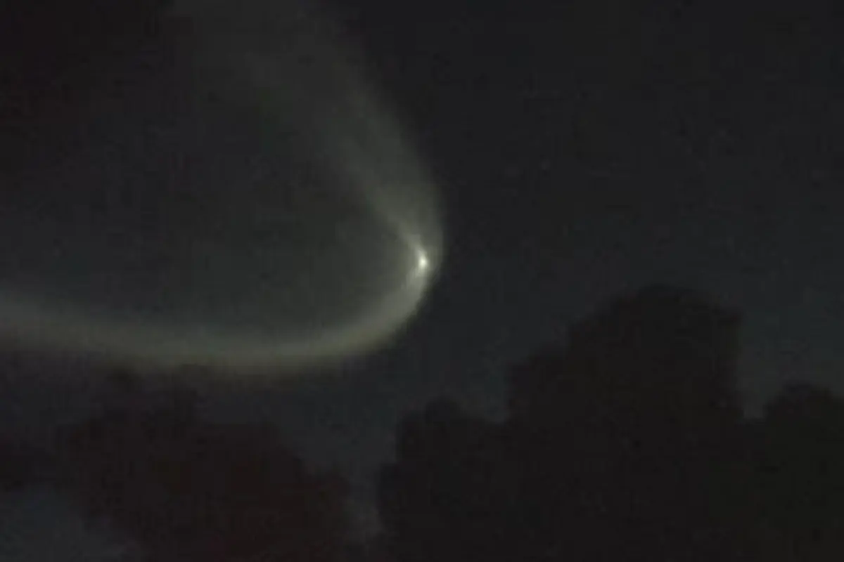 UFO Bercahaya Terbang di Langit Malam Gegerkan Masyarakat