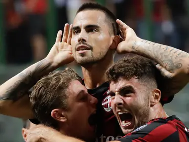 Gelandang AC Milan, Suso (tengah) melakukan selebrasi usai mencetak gol ke gawang Cagliari pada lanjutan liga Serie A Italia di stadion San Siro di Milan, (27/8). Gol Suso menjadi penentu kemenangan Milan atas Cagliari 2-1. (AP Photo / Luca Bruno )