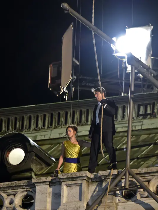 Aktor  asal Amerika, Tom Cruise dan aktris asal Swedia, Rebecca Ferguson selama persiapan syuting film 'Mission Impossible 5' di atap gedung opera di Wina, Austria, 24 Agustus 2014.  (Bintang/EPA)