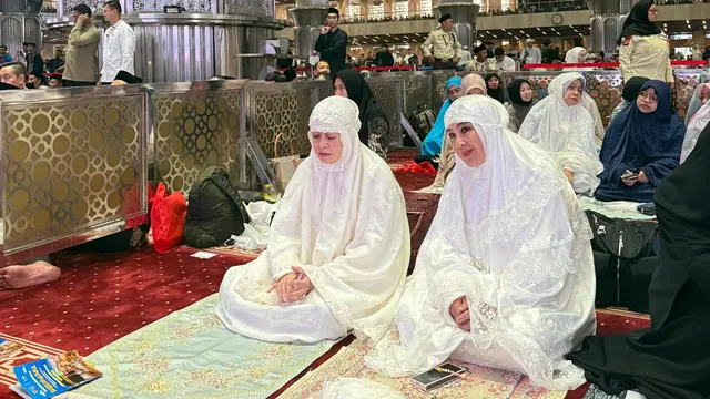 Ketua Dewan Perwakilan Rakyat (DPR) Puan Maharani melaksanakan Salat Idul Adha 1446 Hijriah di Masjid Istiqlal, Jakarta Pusat. (DPR RI)