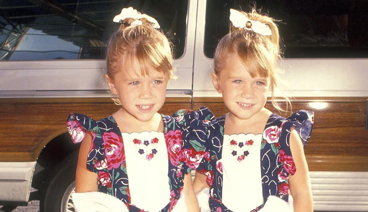 Mary-Kate dan Ashley Olsen lucu banget yaaa dengan gaya yang juga serupa. (Ron Galella, Ltd./WireImage/People)