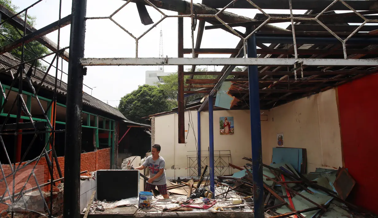 Karyawan Lapo Senayan mulai membongkar kios di sentra kuliner tradisional Jalan Lapangan Tembak, Senayan, Jakarta Pusat, Selasa (28/2). Namun disela-sela pembongkaran masih ada pula yang bertahan dan tetap membuka kiosnya. (Liputan6.com/JohanTallo)