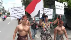 Aksi unik dilakukan Kopral Purnawirawan Partika Subagyo Lelono, menyambut pesta pernikahan Kahiyang Ayu - Muhammad Bobby Afif Nasution.
