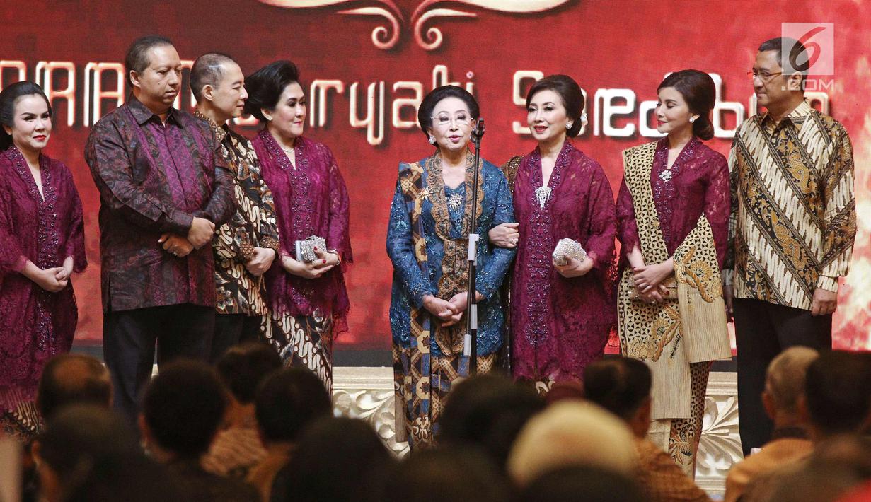 Pendiri PT Mustika Ratu Tbk, Mooryati Soedibyo memberi sambutan saat perayaan  ulang tahunnya yang ke 90 di Jakarta, Jumat (5/1). Mooryati Soedibyo menggelar syukuran atas panjang yuswo atau panjang umur yang ke 90. (Liputan6.com/Herman Zakharia)