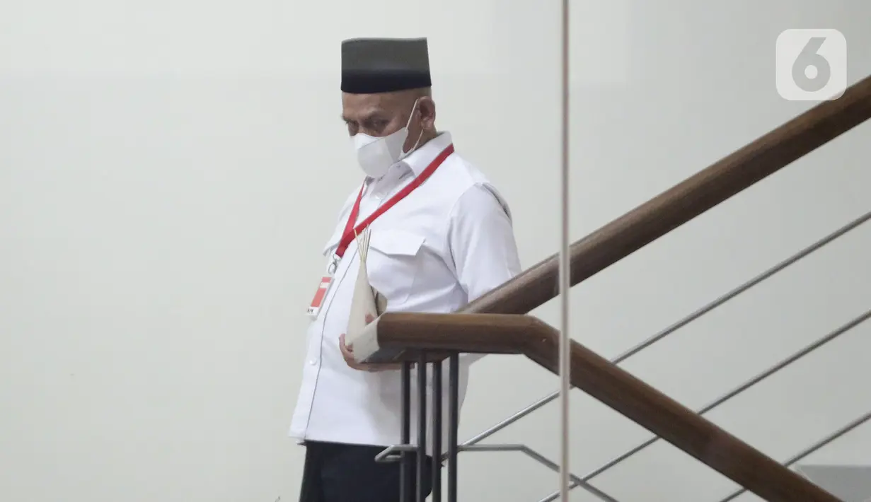 Bupati Hulu Sungai Utara (HSU) Kalimantan Selatan, Abdul Wahid usai diperiksa penyidik di Gedung Merah Putih KPK, Jakarta, Jumat (1/10/2021). Abdul Wahid diperiksa sebagai saksi terkait dugaan suap pengadaan barang dan jasa di Kabupaten Hulu Sungai Utara, Kalsel. (Liputan6.com/Helmi Fithriansyah)