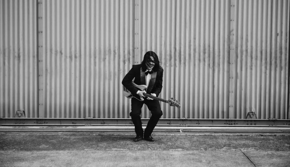 Ia menampilkan tema hitam putih untuk foto-fotonya dengan berbagai pose keren. (Instagram @iqbaal.e)