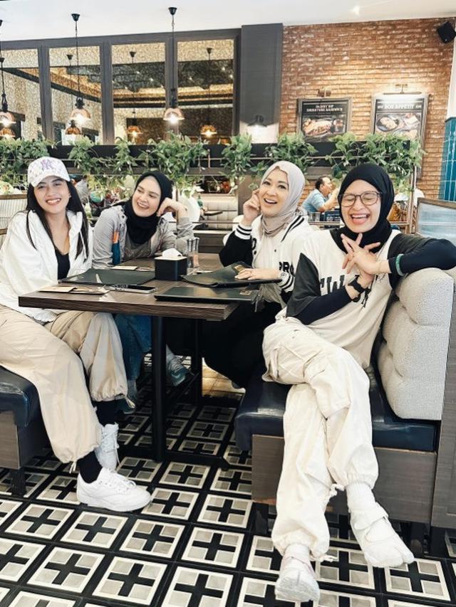 Potret Okie Agustina bahagia bersama teman-teman (Sumber: Instagram/okieagustina_)