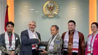 Ketua Fraksi Partai Golkar DPR RI, Muhammad Sarmuji, menerima kunjungan Ketua Yayasan Persahabatan dan Studi Peradaban (YPSP), Dr. Ahed Abu Alata, di kompleks Parlemen, Jakarta, Senin (5/5/2025). (Foto: Fraksi Partai Golkar DPR RI)