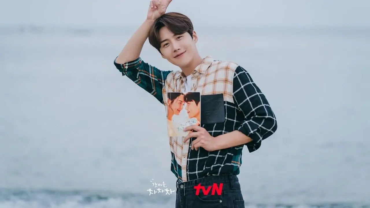 Kim Seon Ho dalam Hometwon Cha-Cha-Cha. (tvN via Instagram/tvn_drama)