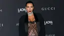 Kim Kardashian berpose saat menghadiri ajang LACMA 2015 Art+Film Gala di Los Angeles , California , Sabtu (7/11). Selain atasan yang menampilkan perut membesar, Kim memadukannya jaket tuksedo bergaya maskulin. (Frederick M. Brown / Getty Images / AFP)