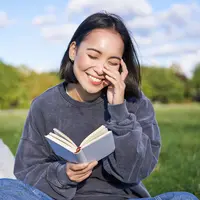 ilustrasi perempuan bahagia/Mix and Match Studio/Shutterstock