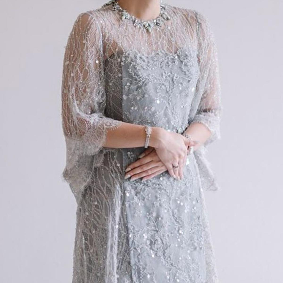 Ilustrasi Kebaya Brokat dengan Detail Cape (©Pinterest)