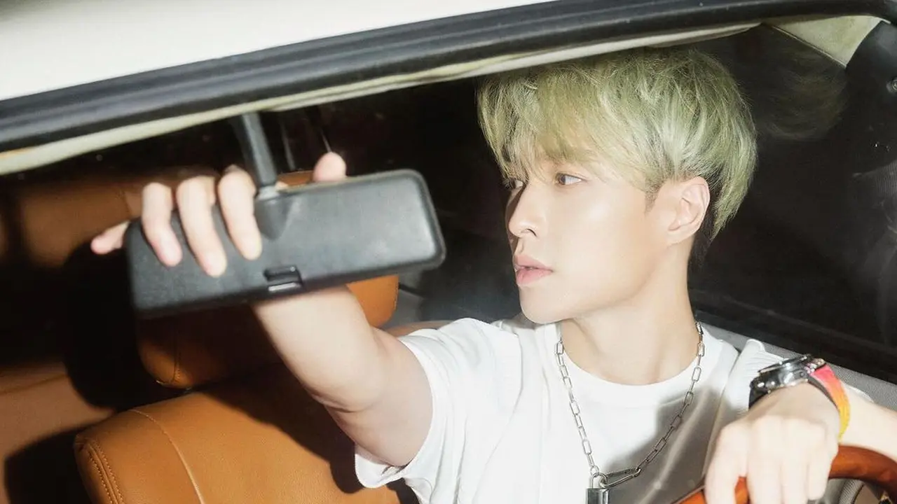 Lay EXO. (Instagram/ layzhang)
