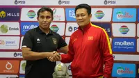 Pelatih kepala Timnas Indonesia U-19, Bima Sakti (kiri) berjabat tangan dengan pelatih kepala Timnas Vietnam,&nbsp;Nguyen Quoc Tuan saat konferensi pers prematch Final Piala AFF U-16 2022 di Stadion Maguwoharjo, Sleman, Yogyakarta, Kamis (11/08/2022). (Bola.com/Bagaskara Lazuardi)