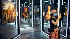 Seorang pengunjung mengabadikan gambar dalam sebuah pameran seni bertajuk Tribute to da Vinci yang digelar di gedung Changsha IFS, Changsha, Provinsi Hunan, China, Senin (4/5/2020). (Xinhua/Chen Sihan)