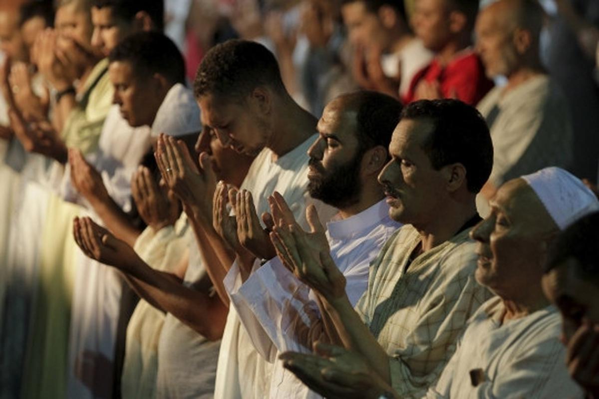 Kekhusyukan muslim Maroko mencari keberkahan malam Lailatul Qadar