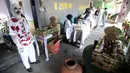 Anggota Kelompok Penyelenggara Pemungutan Suara (KPPS) Lebak Bulus melayani warga di TPS 073 yang bernuansa horor di Lebak Bulus, Jakarta Selatan, Rabu (17/4). TPS 073 ini mengambil tema horor untuk menarik minat masyarakat untuk mencoblos. (merdeka.com/Arie Basuki)